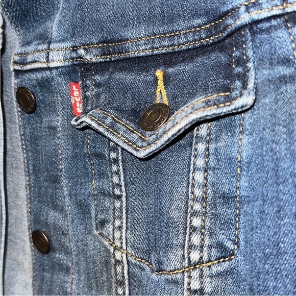 Levi's 
•Denim Blue Trucker Jacket
•Classic 90's Style 
•Casual  
•Size Large - Picture 4 of 8